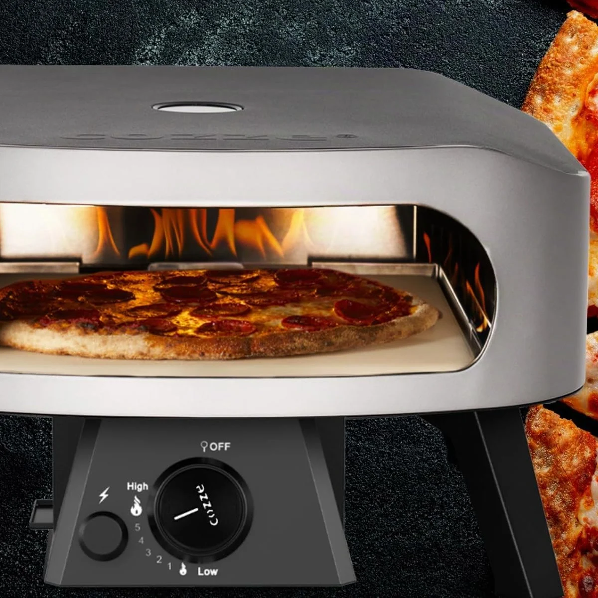 Une pizza pepperoni en cuisson dans le Cozze 13" Classic, parts de pizza à côté