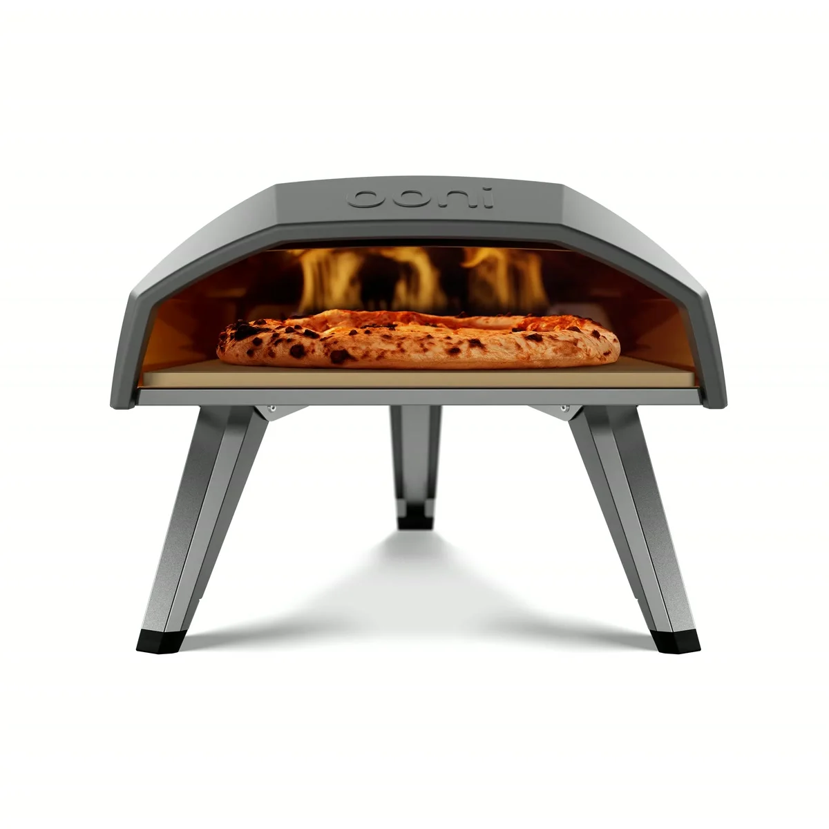 Une pizza napolitaine en cuisson dans le Ooni Koda 12, flammes au fond