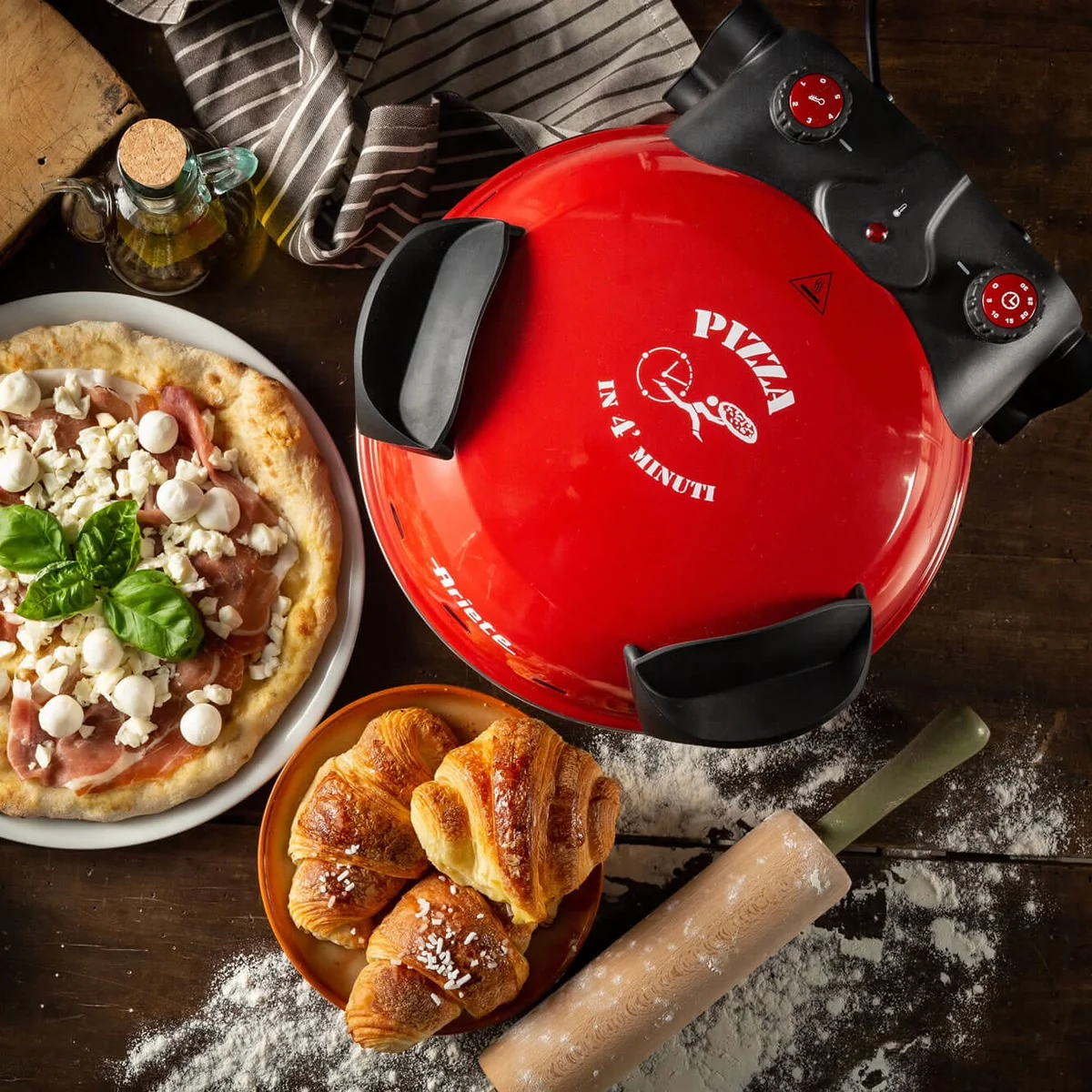 Ariete 909 fermé vu de dessus, sur une table avec une pizza et des croissants