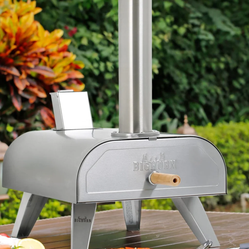 Bighorn 12" sur une table de jardin, porte fermée, poignée en bois