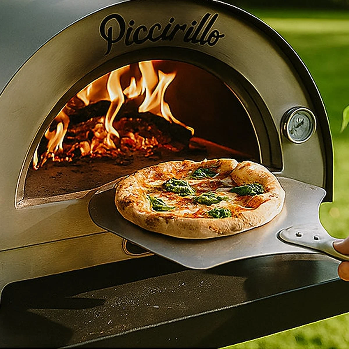 Le feu de bois dans le Bellanapoli Piccirillo, une pizza sur la pelle et le thermomètre de la façade