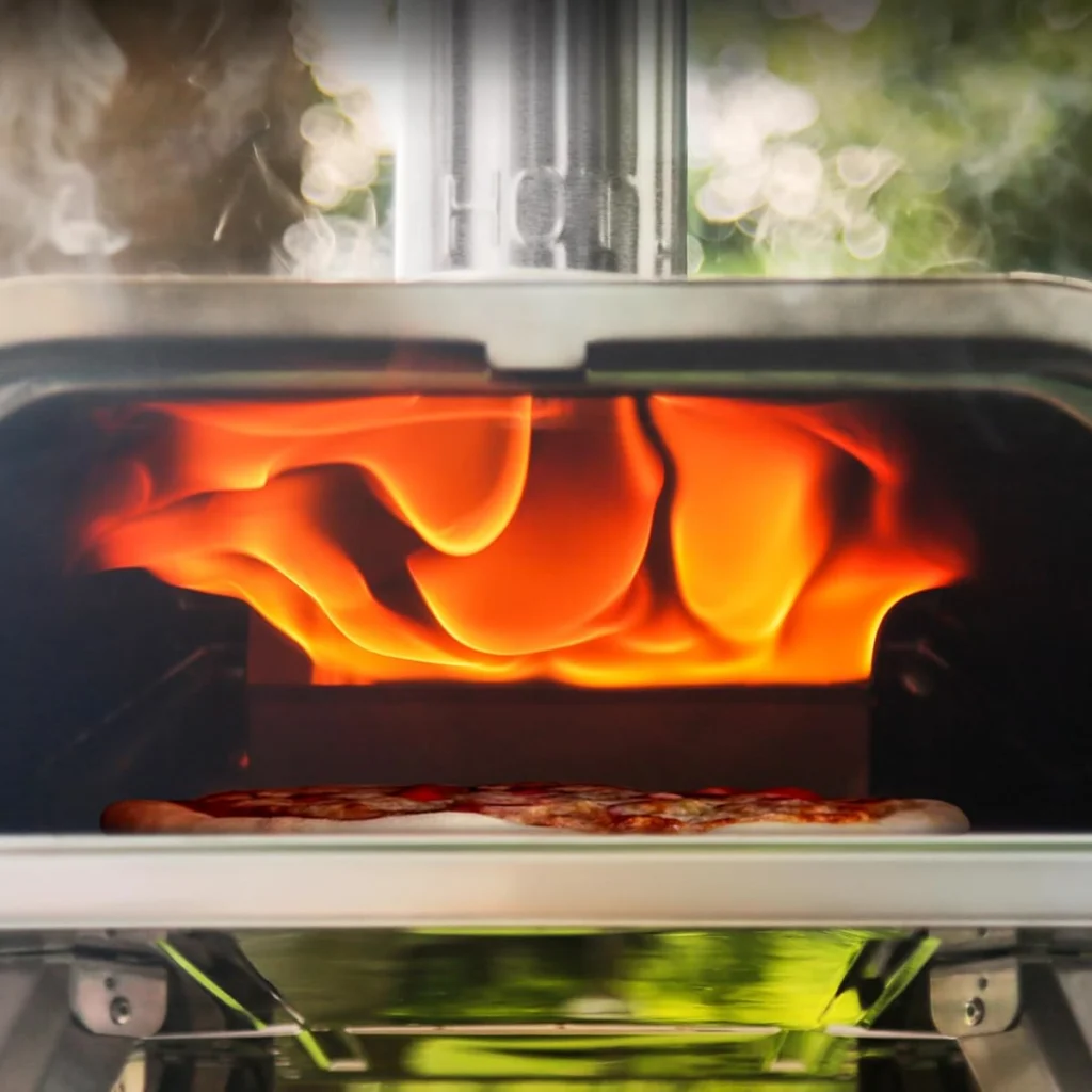 Les flammes au plafond du Bighorn 16", au-dessus d’une pizza en cuisson