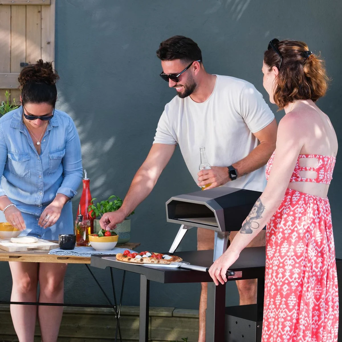 On garnit une pizza sur la pelle à côté du four Le Marquier Duo 12"