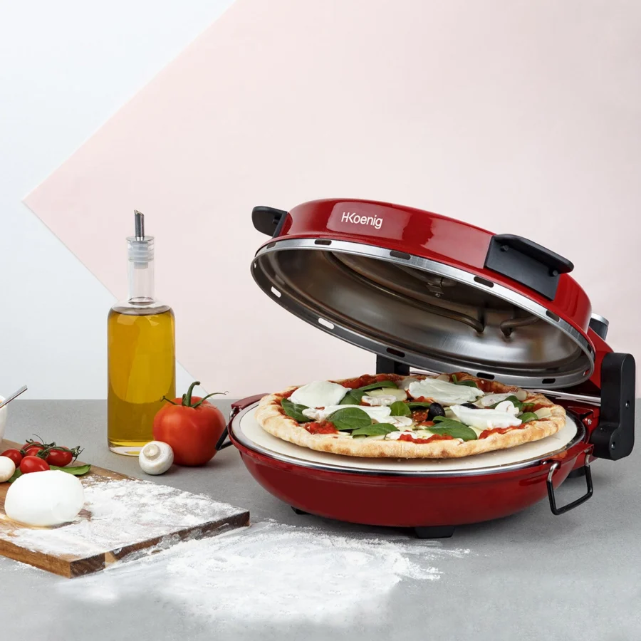H.Koenig Napoletana ouvert, une pizza à la mozzarella et aux champignons sur la pierre, tomates et huile d’olive à côté