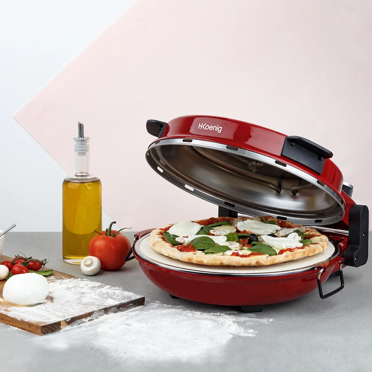 H.Koenig Napoletana ouvert, une pizza à la mozzarella et aux champignons sur la pierre, tomates et huile d’olive à côté