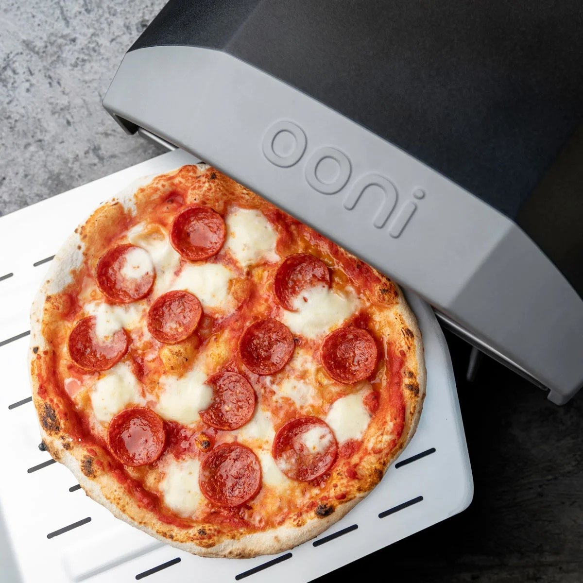 Une pizza pepperoni sortie du Ooni Koda 12