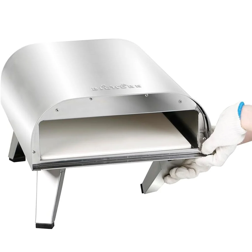 Une main gantée tient le Bighorn 12" en acier inoxydable, pieds dépliés