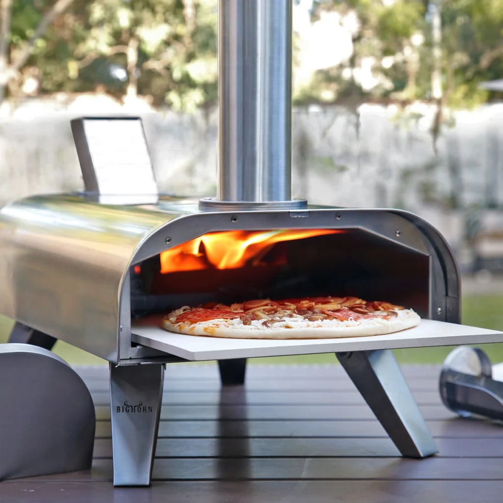 Une pizza cuit sur la pierre du Bighorn 12", les flammes au fond du four