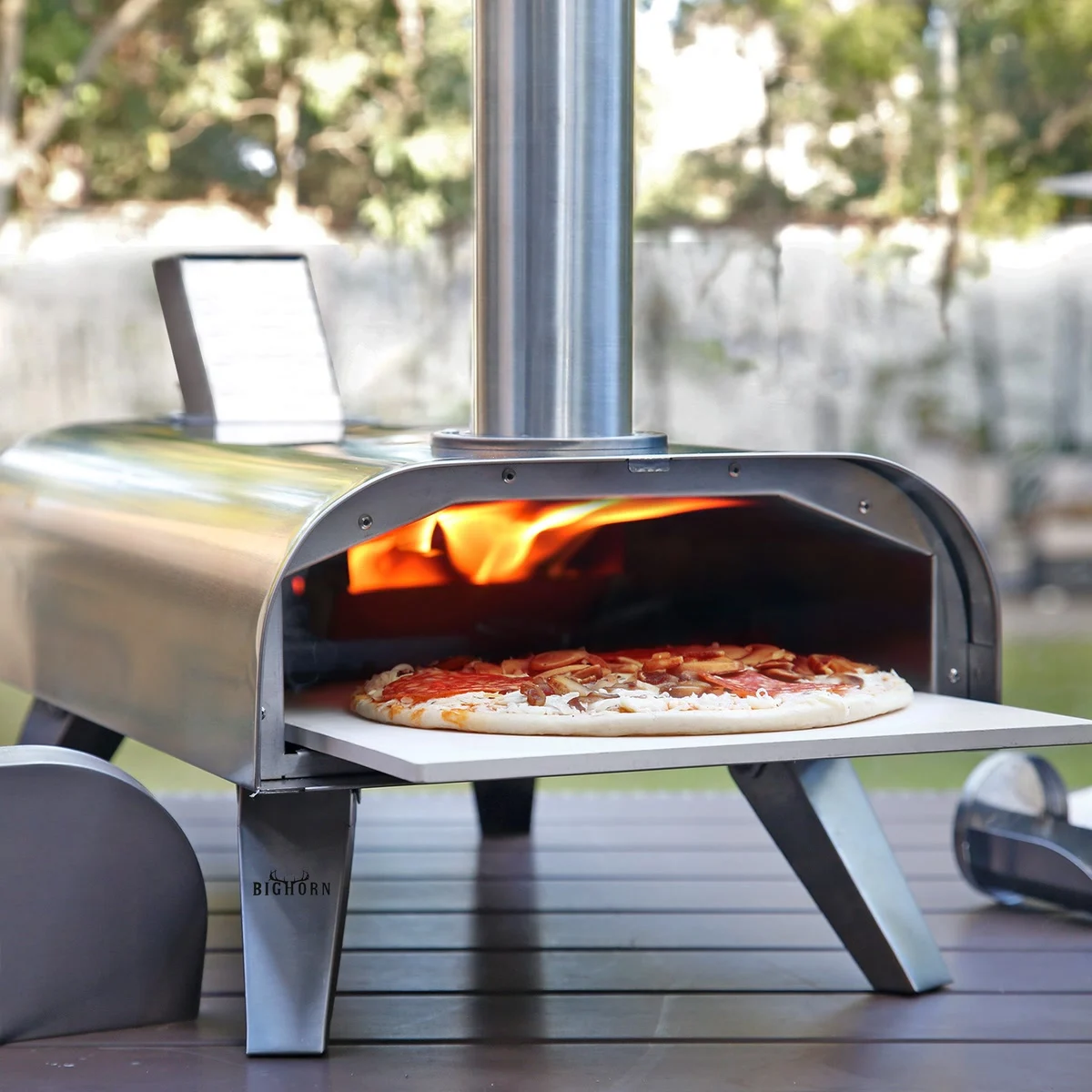 Une pizza cuit sur la pierre du Bighorn 12", les flammes au fond du four