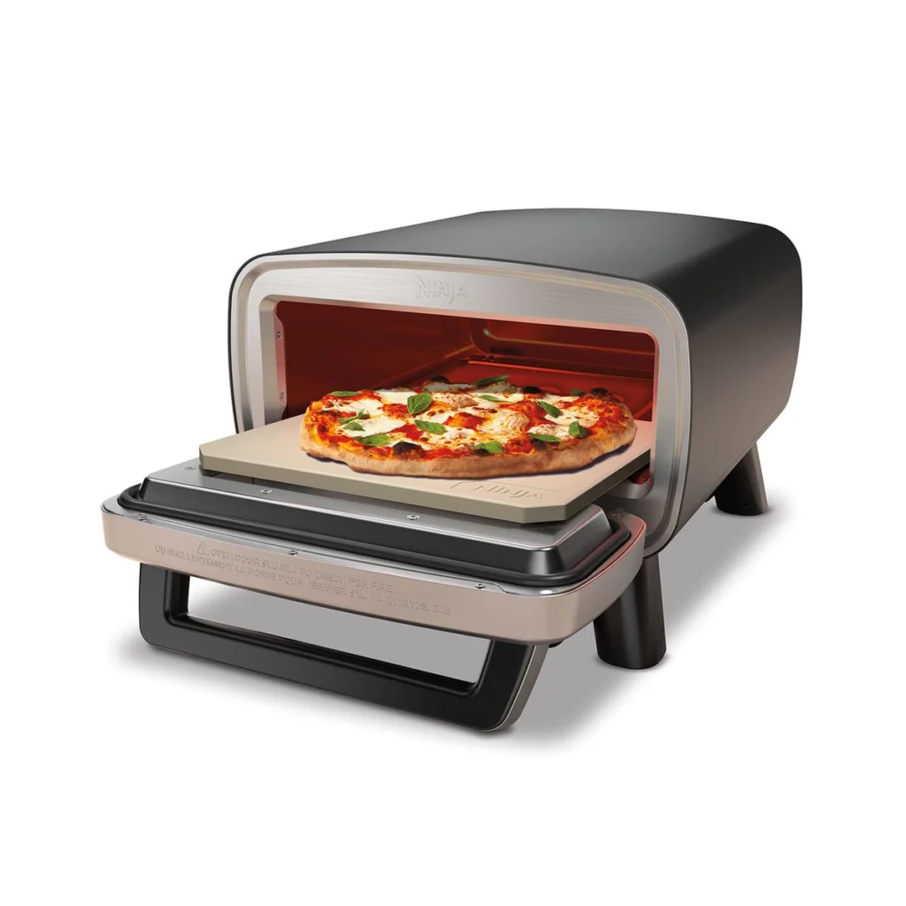 Ninja Artisan porte ouverte, une pizza margherita sur la pierre, l’intérieur éclairé