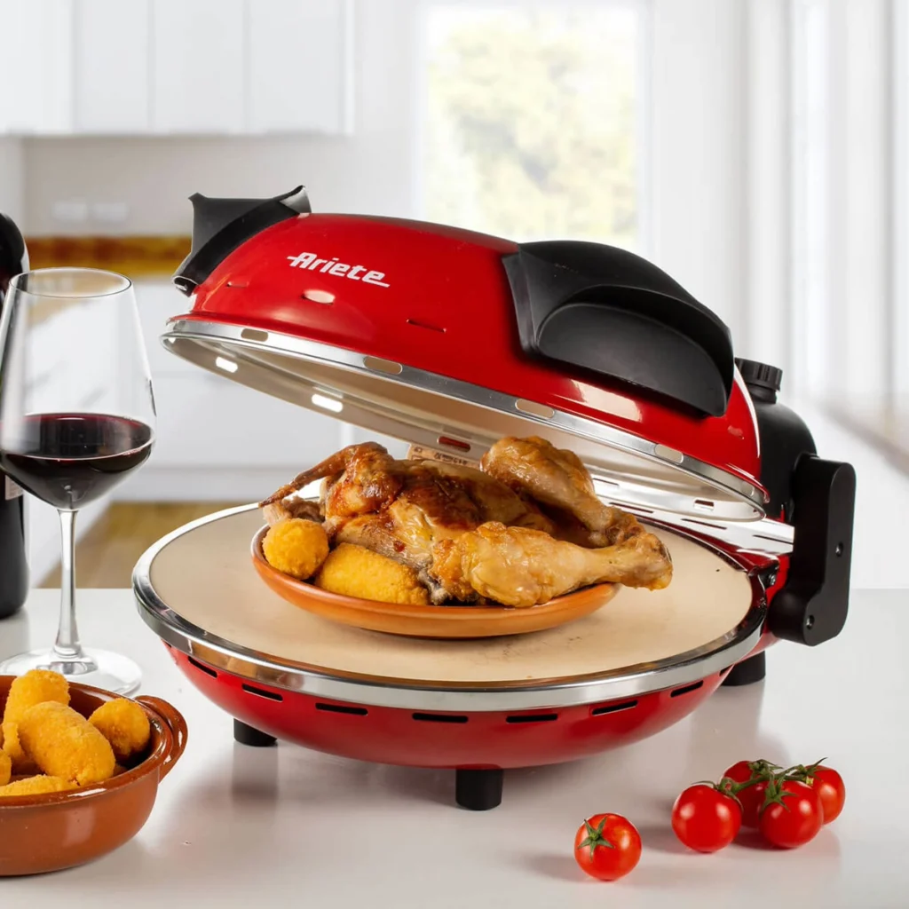 Ariete 909 ouvert dans une cuisine : un plat de poulet et de croquettes réchauffé sur la pierre