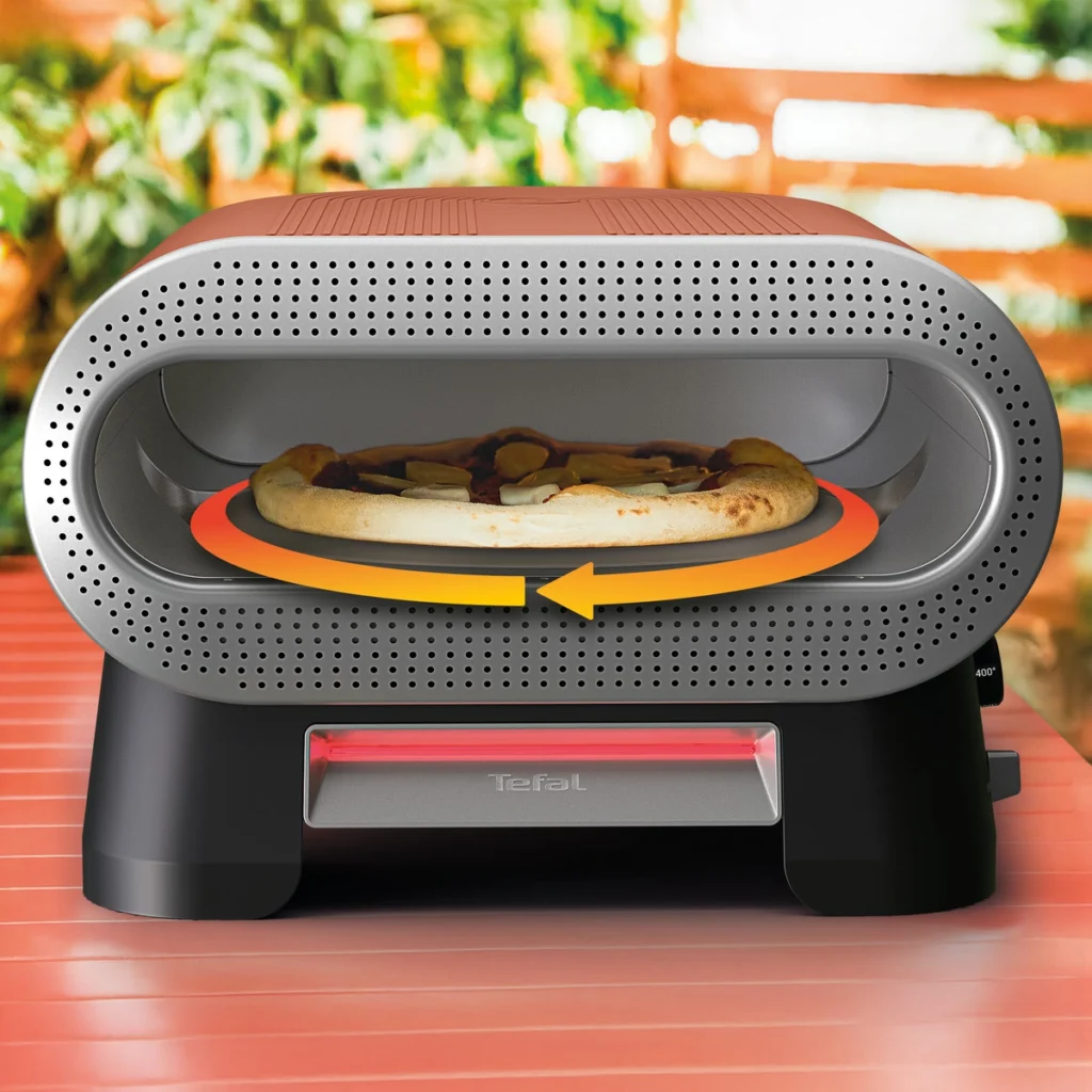 Tefal Pizza Pronto sur une table de terrasse : la pierre tourne sous la pizza