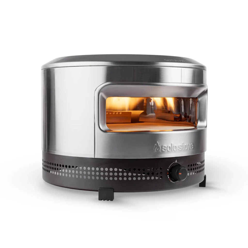 Solo Stove Pi Prime de trois quarts : four rond en acier inoxydable sur sa base noire